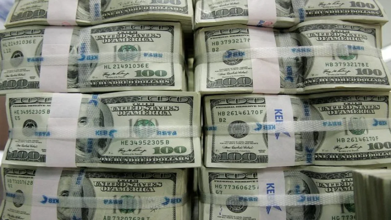 تراجع سعر الدولار أمام العملات الرئيسية عقب صدمة أسعار النفط العالمية الأخيرة